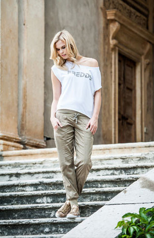 Outfit composed of printed T-shirt and trousers in stretch cotton